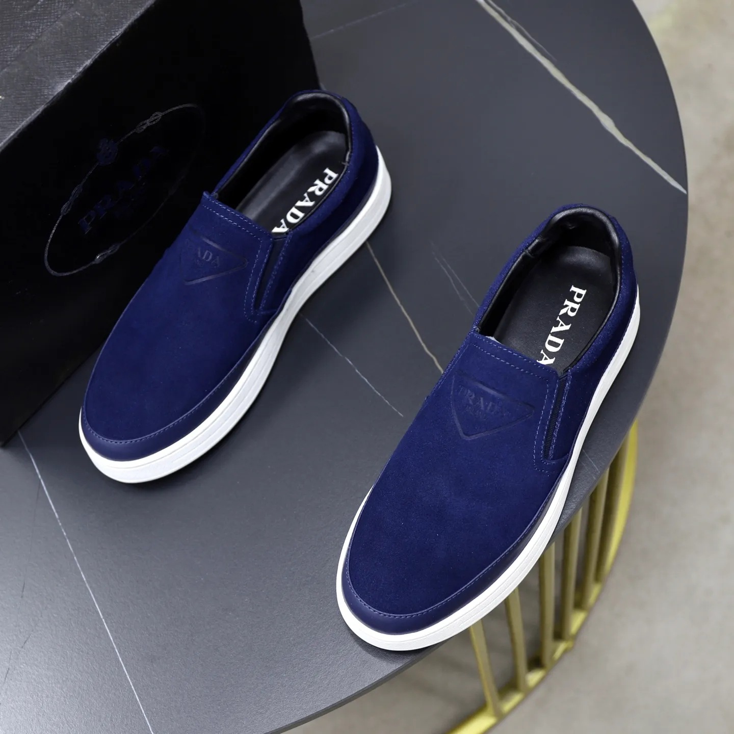 Ex-factory price: 420💰🙅‍♂️🙅‍♂️🙅‍♂️ Brand: PRADA Standard code: 38-44 (45 customized) Grade: Same as the official website Material: Original leather splicing, comfortable and breathable lining, original wear-resistant outsole Style category: Men's fashionable casual shoes, running shoes, noble luxury brand elements, top luxury Color: actual picture color